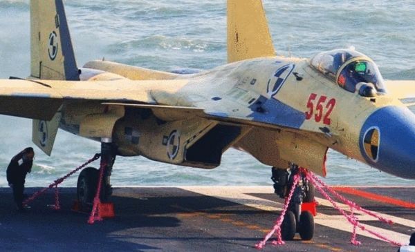 J-15 fighter jet fastened on aircraft carrier (Photo: xinhuanet.com)