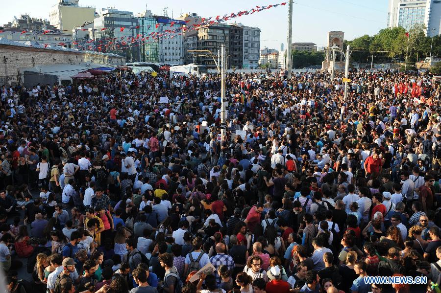 Protestors gather in front of the Taksim Square in Istanbul on June 25, 2013. Over 5,000 Turks staged a demonstration in Istanbul's iconic Taksim Square Tuesday to denounce the release of a police officer suspected of killing a protestor in Ankara. (Xinhua/Lu Zhe)