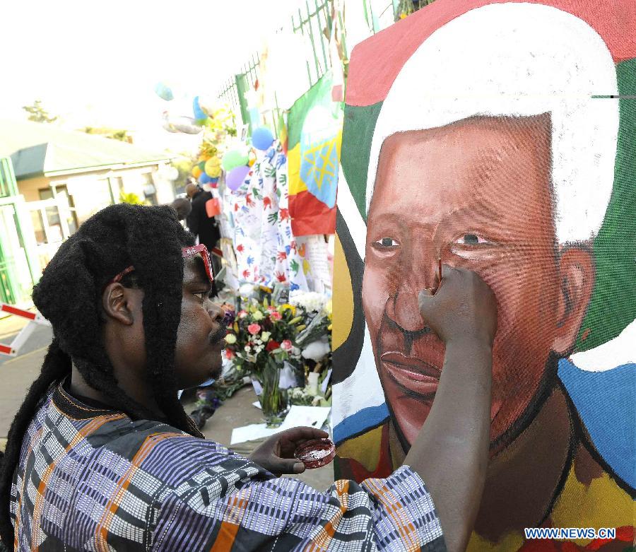 Painter Lebani Sirenje paints a portrait outside the hospital where South Africa's anti-apartheid icon Nelson Mandela is treated in Pretoria, South Africa, to pray for Mandela, June 26, 2013. South Africa's President Zuma said on Wednesday that Mandela's condition "remains in a critical condition in hospital we must keep him and the family in our thoughts and prayers every minute." (Xinhua/Li Qihua) 