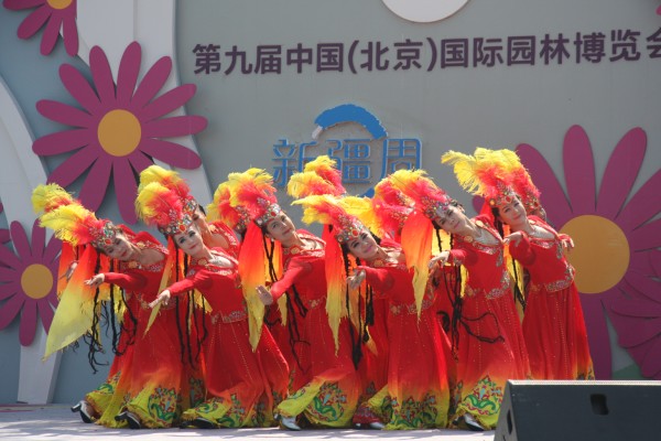 Dancers from Xinjiang performing for Xinjiang Week, Crape Myrtle (Ziwei) Square, Beijing Garden Expo, on June 23. (chinadaily.com.cn)