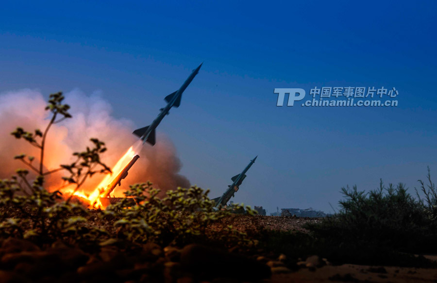 A brigade of the air force under the Jinan Military Area Command (MAC) of the Chinese People's Liberation Army (PLA) organized its troops to conduct live-ammunition firing drill in an unfamiliar field. (China Military Online/Zhuang Facai, Liu Hanbao, Cui Wenbin)