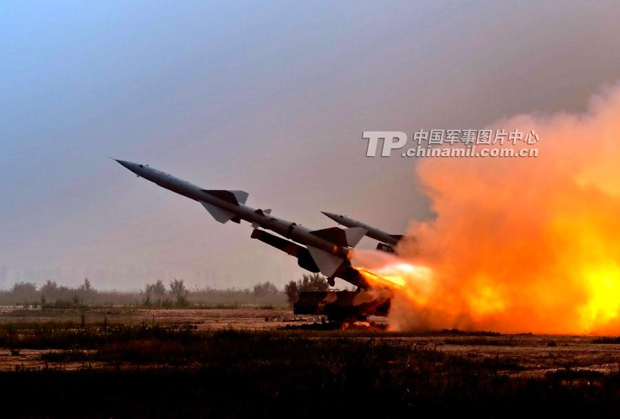 A brigade of the air force under the Jinan Military Area Command (MAC) of the Chinese People's Liberation Army (PLA) organized its troops to conduct live-ammunition firing drill in an unfamiliar field. (China Military Online/Zhuang Facai, Liu Hanbao, Cui Wenbin)