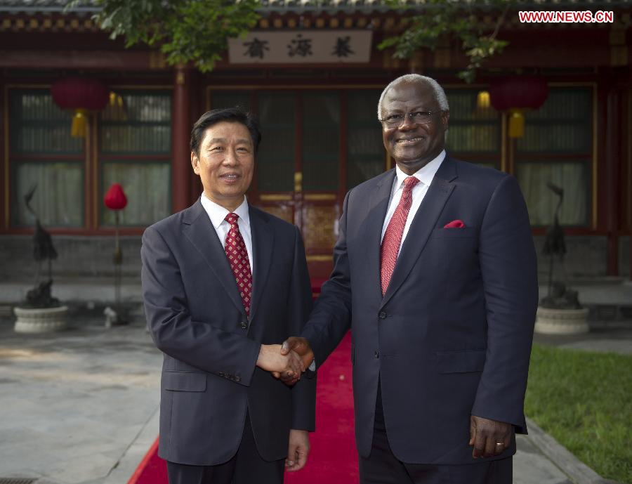 Chinese Vice President Li Yuanchao (L) shakes hands with Sierra Leone President Ernest Bai Koroma during their meeting in Beijing, capital of China, June 27, 2013. (Xinhua/Xie Huanchi)