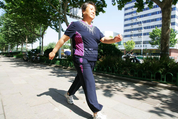 Wang Chuanli, 51, exercises to lose weight for her son's kidney transplant, June 11, 2012. [Photo/Xinhua]