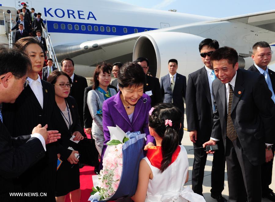The visiting Republic of Korea (ROK) President Park Geun-hye receives flowers upon her arrival at Xi'an, capital of northwest China's Shaanxi Province, June 29, 2013. (Xinhua/Ding Haitao) 