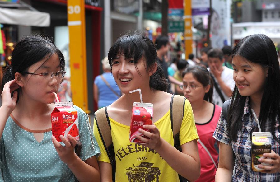 Young ladies drink cold drinks in Taipei, southeast China's Taiwan, June 30, 2013. Taiwan's weather bureau announced Sunday that the average temperature in this June has reached 29 Celsius degree, a record high since Taipei weather station was established in 1896. (Xinhua/Tao Ming)