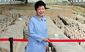 ROK President visits terracotta army in Xi'an 