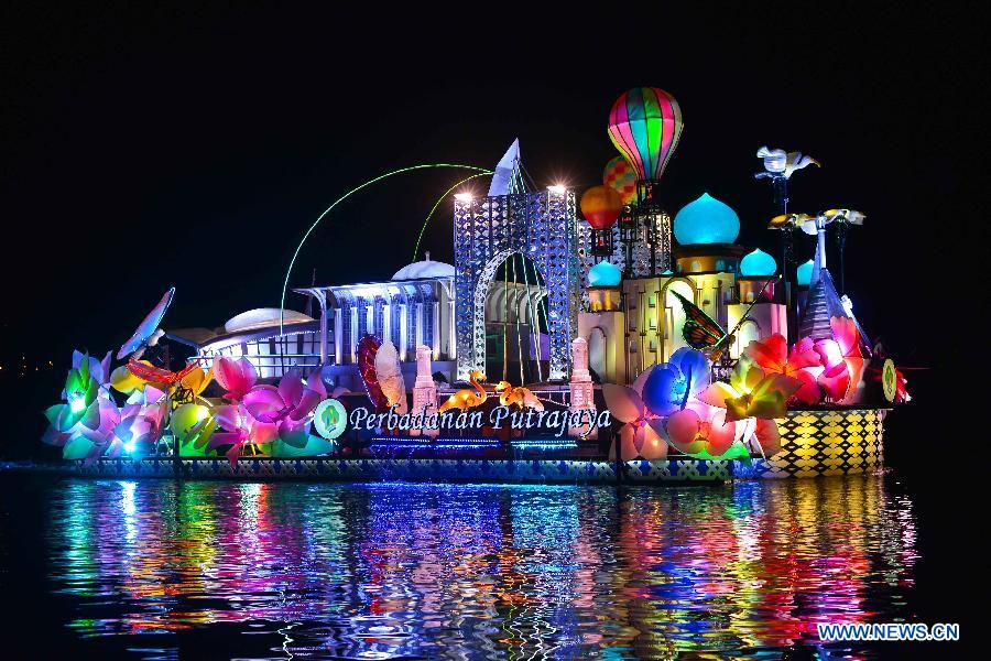 Float of Putrajaya, which won the champion, attends the night parade activity in Putrajaya, Malaysia, June 30, 2013. A total of 14 floats attend a night parade activity here on Sunday.(Xinhua/Chong Voon Chung)