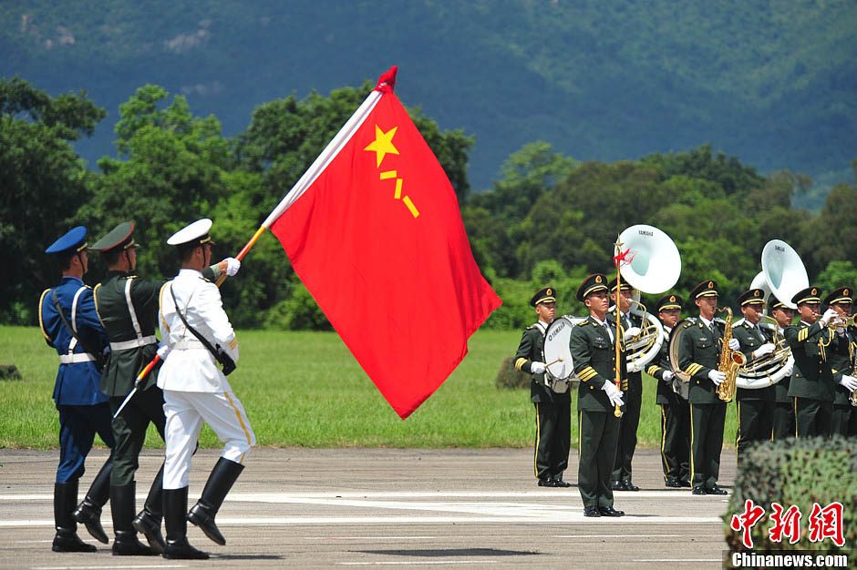 The PLA Hong Kong Garrison opens Shek Kong and Sun Wai Barracks to public on June 30, 2013 to celebrate the 16th anniversary of Hong Kong's return to China. (Chinanews.com/Chen Wen)