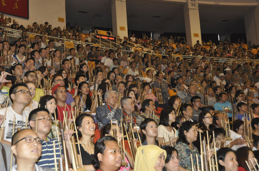 Participants play Angklung under the guidance of the director. (PD Online/Du Mingming)