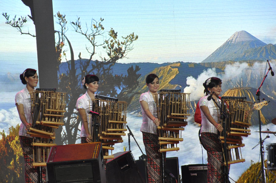 Indonesian performers play Angklung for the participants. (PD Online/Du Mingming)