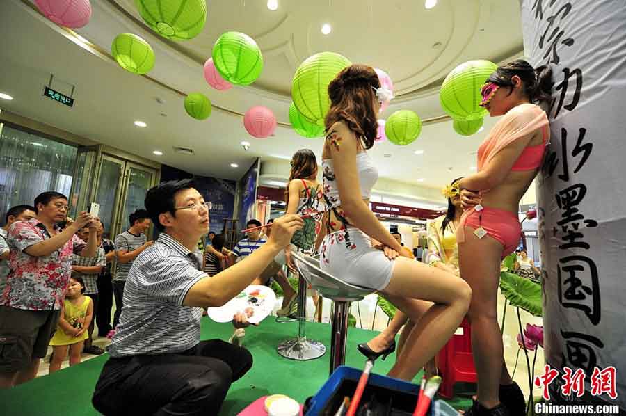 Photo taken on June 30 shows a body painting show at a shopping mall in Zhangjiajie City of Central China's Hunan Province. (CNS / Shao Ying)