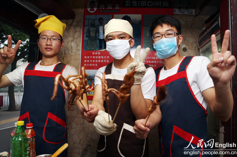 Three postgraduate students run a BBQ shop in Xi’an on May 6, 2013. (Photo/CFP)