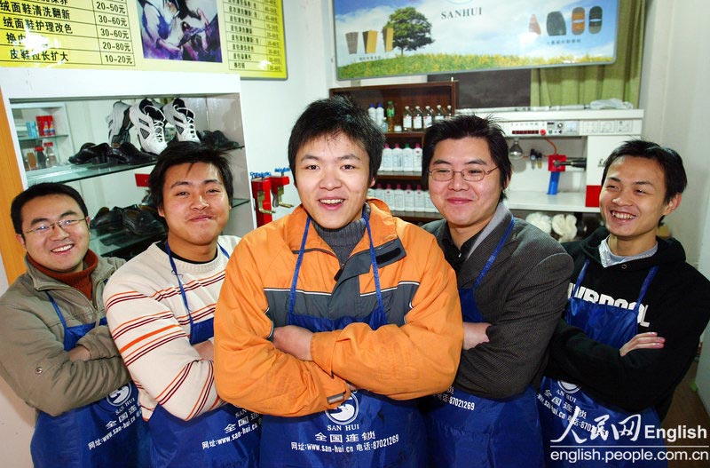 Five college graduates operate a shoes cleaning shop in Chengdu on Dec. 18, 2008. The five young men were confident for their future. (Photo/CFP)