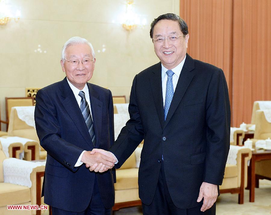 Yu Zhengsheng (R), chairman of the National Committee of the Chinese People's Political Consultative Conference (CPPCC), meets with Etsuhiko Shoyama, chairman of the Asia Exchange Association of Japan, in Beijing, capital of China, July 2, 2013. (Xinhua/Li Tao)