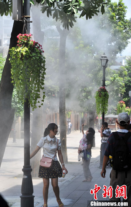 Fuzhou, capital of southeast China's Fujian Province, beats the heat with mist cooling. (Photo: Chinanews.com)