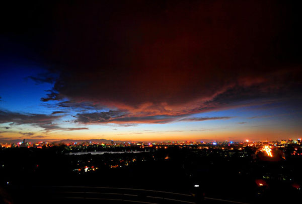 Photo taken on July 2nd 2013 at Jingshan Park shows clouds during sunset in Beijing. A rainstorm on Monday night washed up the sky and brought fine weather along with it.[Photo: CRIENGLISH.com/ Song Xiaofeng]   