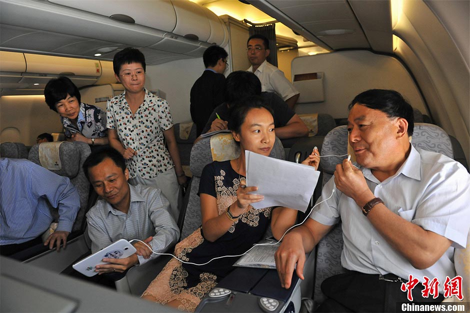 Li Jiaxiang, director of Civil Aviation Administration of China (CAAAC), receives an online interview aboard Air China's flight CA4108 on July 2013. (Photo/CNS)