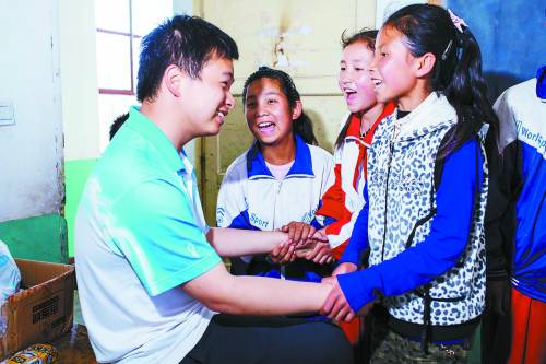 A girl asks Gu when she will receive the gift. (Photo/China Youth Daily)