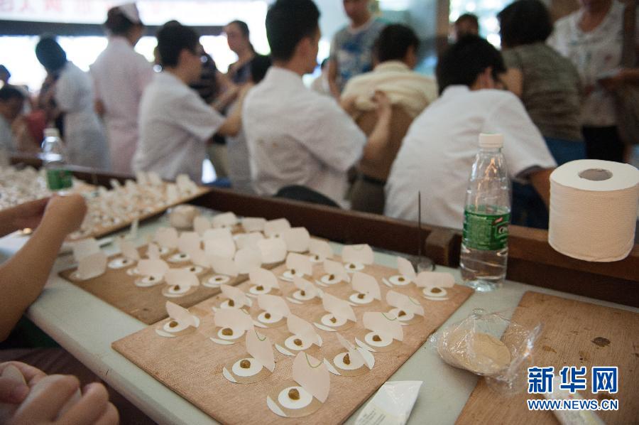 Doctor prepare plaster applications at the Guangdong Provincial Traditional Chinese Medical Hospital July 3, 2013.(Photo: Mao Siqian/Xinhua)