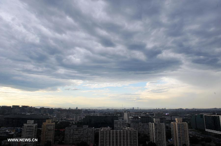 Photo taken on July 4, 2013 shows the cloudy sky in Beijing, capital of China. Beijing witnessed a shower at the dusk on Thursday. (Xinhua/Chen Yehua) 