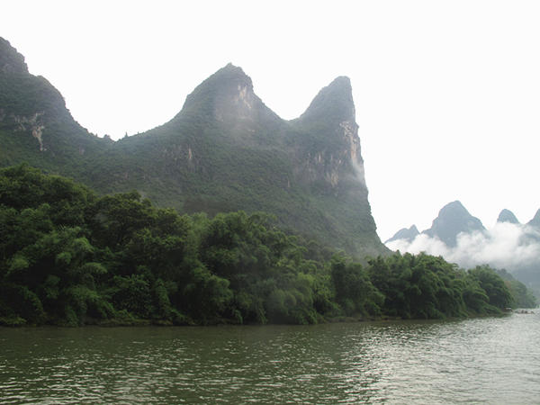 The Lijiang River belongs to the Pearl River system. With mountains and waters in the landscape, it is the essence of Guilin scenery of the Guangxi Zhuang Autonomous Region. (CnDG by Jiao Meng)