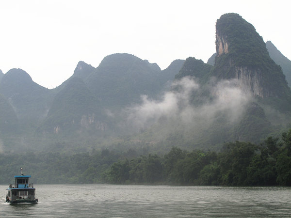 The Lijiang River belongs to the Pearl River system. With mountains and waters in the landscape, it is the essence of Guilin scenery of the Guangxi Zhuang Autonomous Region. (CnDG by Jiao Meng)