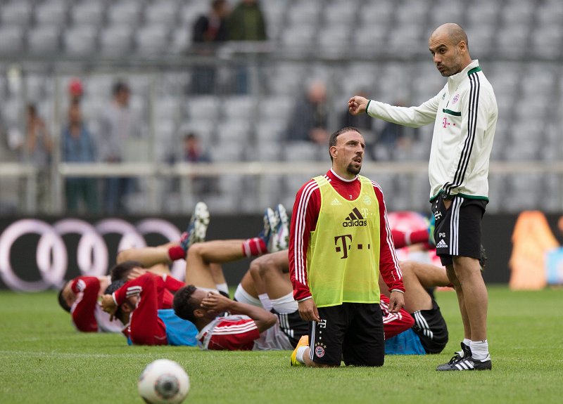 (Designed lines) Ribery: I was wrong! Guardiola: Get  away. New Bayern coach Pep Guardiola's first training session.  Guardiola will be on the Bayern bench with the start of the season  2013-2014. (Photo/Osports)