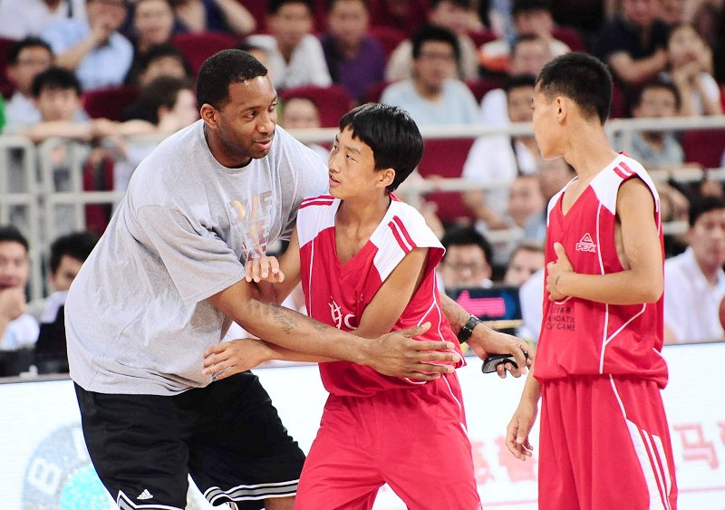 NBA players participate in the Yao Foundation charity  game against the national team on July 1, 2013. McGrady commanded the  boys. (Photo/Osports)