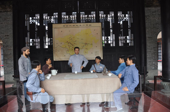 A scene simulating a meeting hosted by Deng Xiaoping is displayed at the Yuedong Assembly Hall, located at Jeifang Street, Baise, south China's Guangxi Zhuang autonomous region.  (People's Daily Online/Ye Xin) 