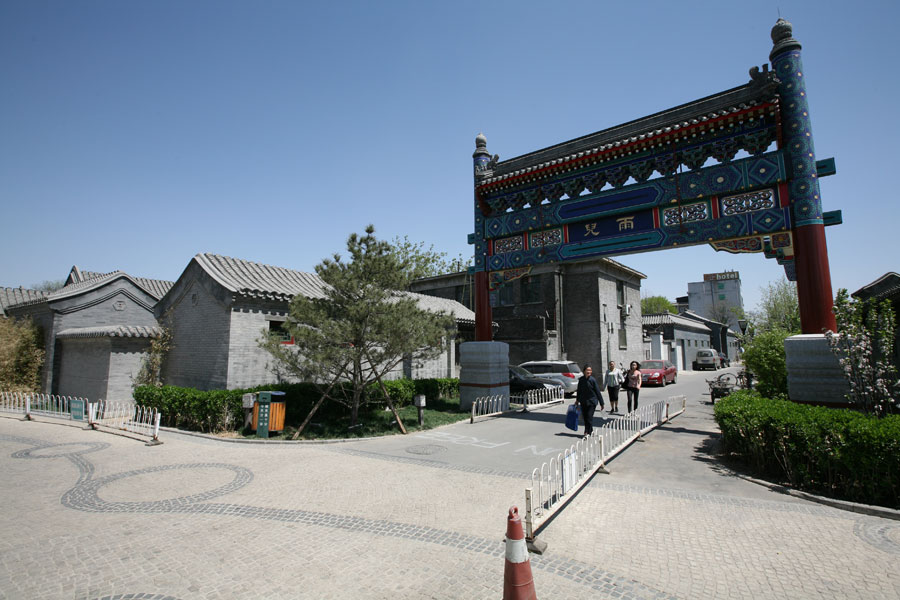A decorated archway under renovation (CRIENGLISH.com/Wang Zhi)