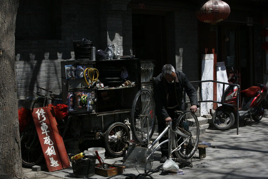 A bicycle repairman in a Hutong (CRIENGLISH.com/Wang Zhi)