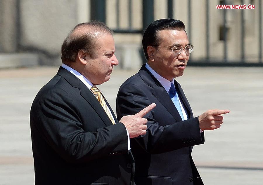 Chinese Premier Li Keqiang (R) holds a welcoming ceremony for visiting Pakistani Prime Minister Nawaz Sharif in Beijing, capital of China, July 5, 2013.(Xinhua/Liu Jiansheng)