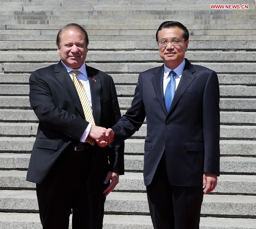 Chinese Premier Li Keqiang (R) shakes hands with visiting Pakistani Prime Minister Nawaz Sharif during a welcoming ceremony in Beijing, capital of China, July 5, 2013.(Xinhua/Liu Weibing) 