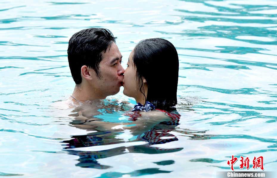 Couples compete in an interesting and romantic underwater kissing competition held in Chimelong Water Park in Guangzhou on July 6, 2013, the International Kissing Day. A couple, Mr. Zhang and Miss Lin, win the competition after a 57-second kissing. (Photo: chinanews.com)