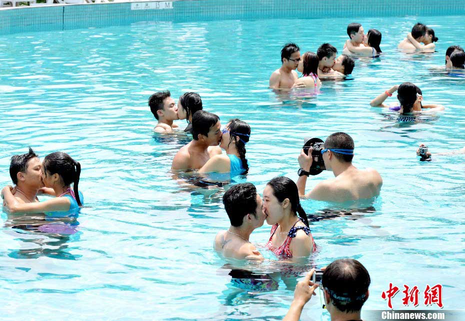 10 couples compete in an interesting and romantic underwater kissing competition held in Chimelong Water Park in Guangzhou on July 6, 2013, the International Kissing Day. A couple, Mr. Zhang and Miss Lin, win the competition after a 57-second kissing. (Photo: chinanews.com)