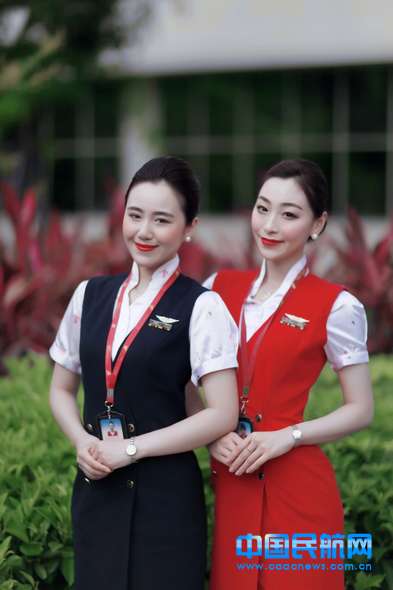 New looks of Shenzhen Airline's stewardess (Photo by China's civil aviation network) 