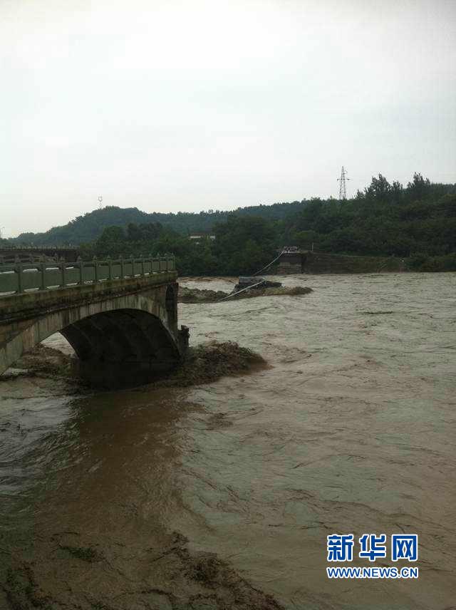 The bridge over the Tongkou River in Jiangyou, Sichuan, collapsed at around 11 a.m..(Photo/Xinhua)