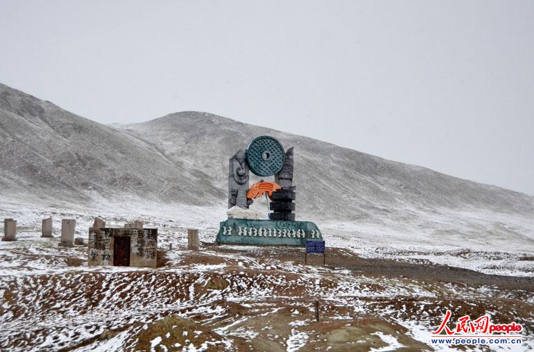 A monument is erected at the mouth of Kunlun Mountain. (People's Daily Online/Han Shuxian)