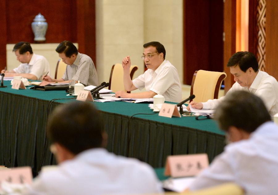 Chinese Premier Li Keqiang (C) addresses a symposium on the economic situation of a number of provinces and regions in Nanning, capital of southwest China's Guangxi Zhuang Autonomous Region, July 9, 2013. (Xinhua/Ma Zhancheng)