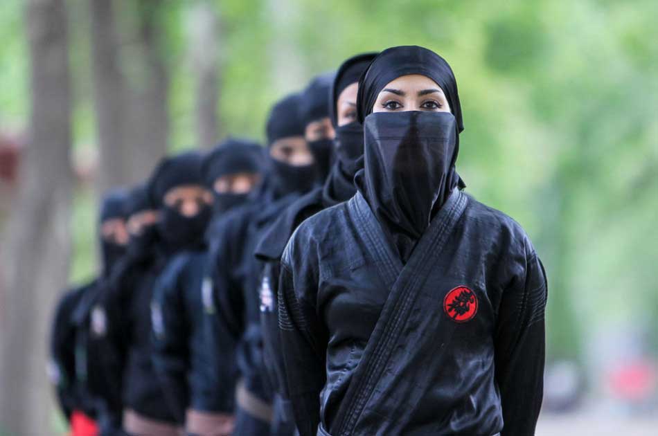 The photo taken on Feb. 8, 2013 shows a group of Iranian female ninjas displaying their combat skills.(Source: gmw)