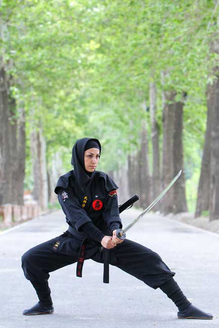 The photo taken on Feb. 8, 2013 shows an Iranian female ninja displaying various combat skills.(Source: gmw)