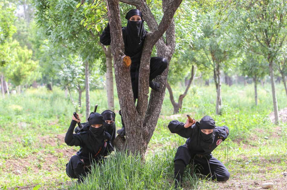 The photo taken on Feb. 8, 2013 shows a group of Iranian female ninjas displaying their combat skills.(Source: gmw)　 