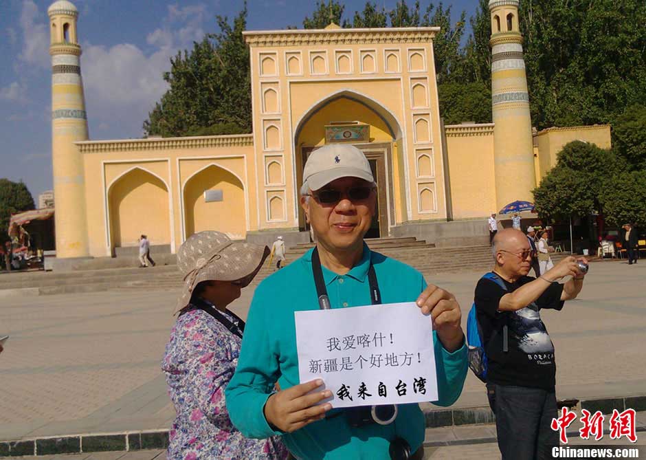 A tourist from Taiwan pose for a photo in Kashi, northwest China's Xinjiang Uygur Autonomous Region. (Photo provided by netizens)