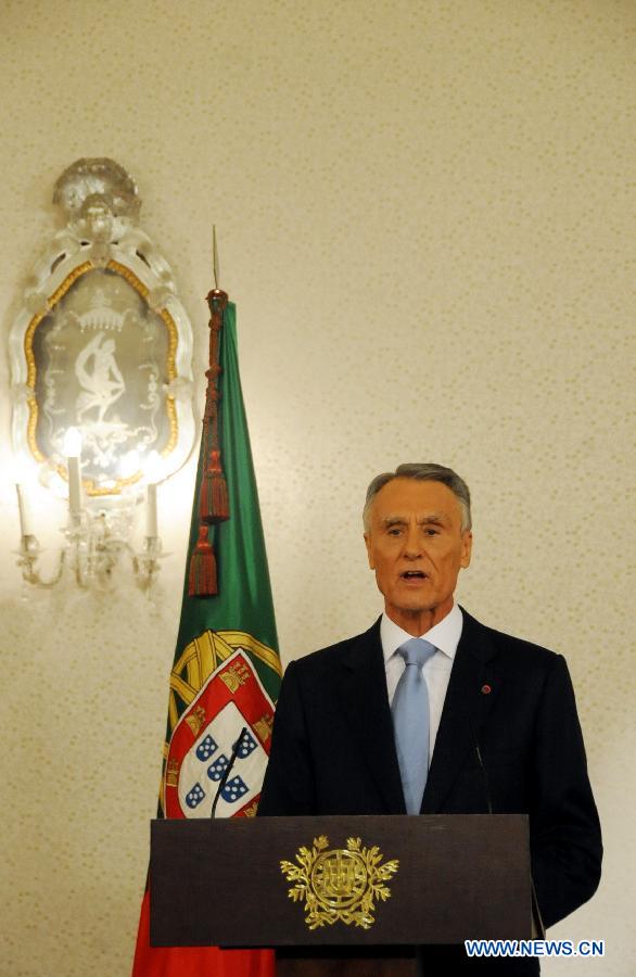 Portuguese President Anibal Cavaco Silva delivers a speech in Lisbon July 10, 2013. Anibal Cavaco Silva on Wednesday urged leading political parties to reach a consensus on preparing early elections next June as part of a "national salvation" deal when Portugal exits from a bailout program of international lenders. (Xinhua/Zhang Liyun)
