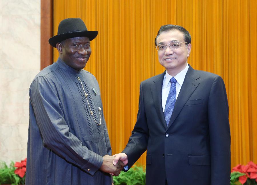 Chinese Premier Li Keqiang (R) shakes hands with Nigerian President Goodluck Ebele Jonathan during their meeting in Beijing, capital of China, July 11, 2013. (Xinhua/Yao Dawei)