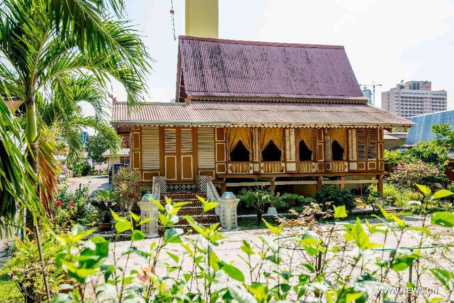 Photo taken on July 12, 2013 shows a Stilt house with Malaysian characteristics in Melaka, Malaysia. Melaka and George Town, historic cities of the Straits of Malacca, were inscribed onto the list of UNESCO World Heritage Site in July 2008. (Xinhua/Chong Voon Chung)