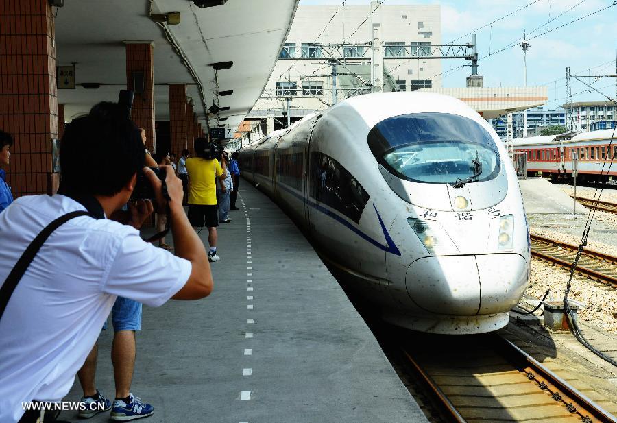 A train with survivors of a fatal plane crash that occurred in San Francisco on July 6 arrives at the Hangzhou Railway Station in Hangzhou, capital of east China's Zhejiang Province, July 14, 2013. The returnees are students and teachers from Jiangshan Middle School who traveled with a 34-member group to the U.S. to attend a summer camp. (Xinhua/Long Wei) 