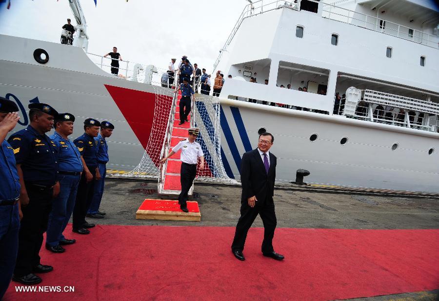 Chinese Ambassador to Indonesia Liu Jianchao welcomes China's patrol and search-and-rescue vessel "Haixun 01" at the Tanjung Priok port in Jakarta, Indonesia, July 14, 2013. China's patrol and search-and-rescue vessel "Haixun 01" arrived at Jakarta on Sunday, commencing its goodwill visit to Indonesia for the next four days. (Xinhua/Zulkarnain)