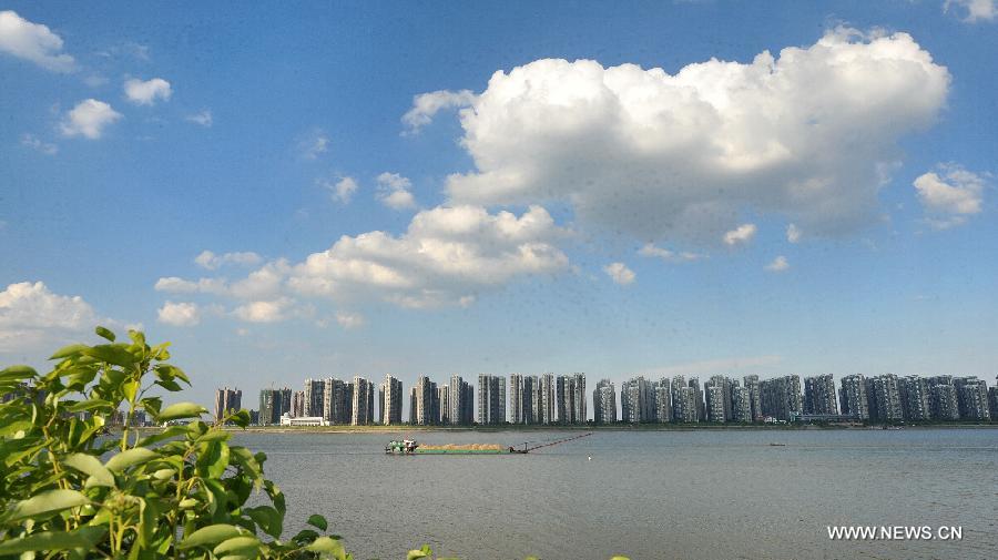 Photo taken on July 8, 2013 shows the main channel of the Xiangjiang River in Changsha, capital of central China's Hunan Province. Changsha enjoys fine weather on Monday. (Xinhua/Long Hongtao)